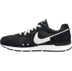 Nike Sportswear Rövid szárú edzőcipők 'Venture Runner'  fekete / fehér